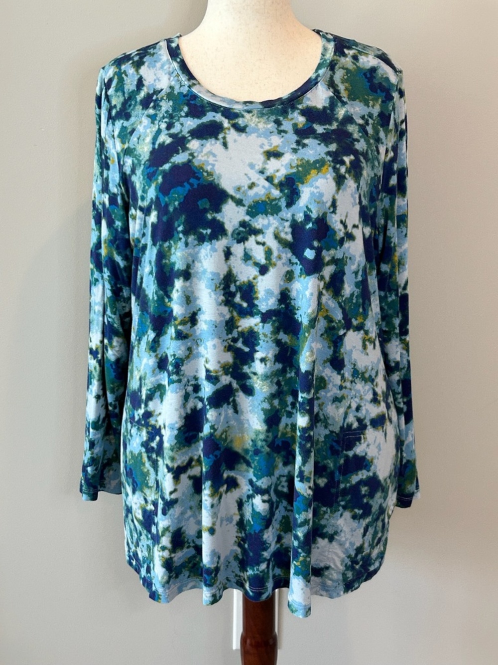 LOGO by Lori Goldstein Tie-Dye Top with Pockets - Blue / Green - Like New - 2X
